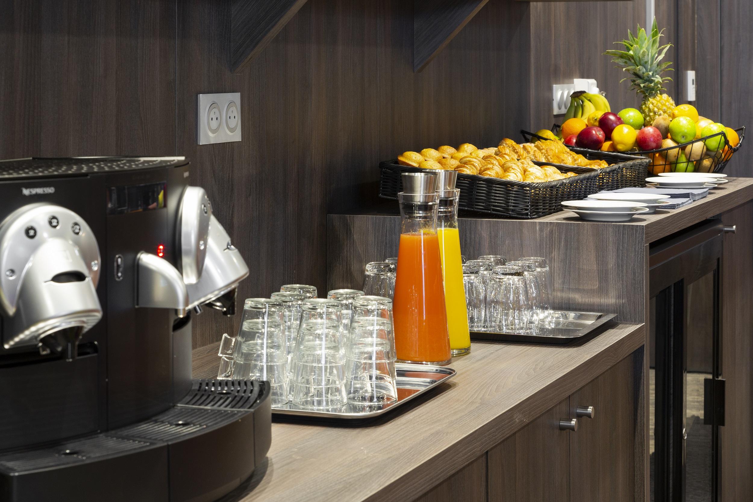 Hotel Roi Soleil Prestige Plaisir - St Quentin Экстерьер фото